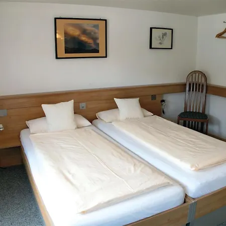 Gaestehaus Sonne ゲストハウス Bütschwil